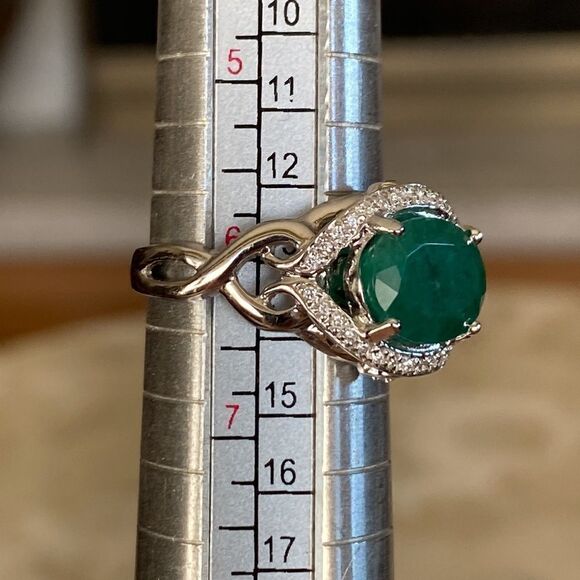 18K Natural 3.18 Carat Emerald & Diamond Ring  $8,848 Replacement Value - Picture 9 of 15